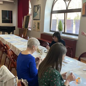 Powrót do korzeni. Uczestnicy warsztatów tworzyli pisanki batikowe w Muzeum Regionalnym w Radomsku