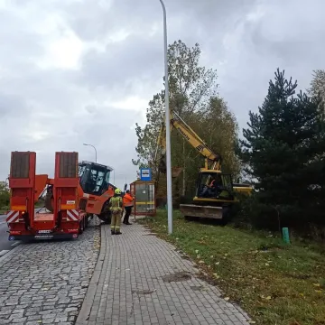 W gminie Kamieńsk walec zsunął się z naczepy