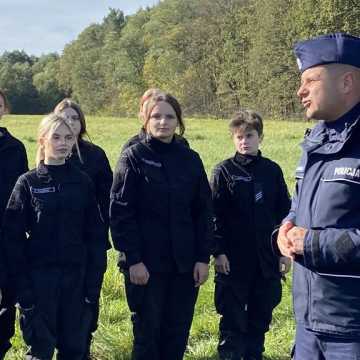 [WIDEO] Manewry klas mundurowych ZSP 1 w Radomsku. Praktyczna lekcja poszukiwania zaginionych