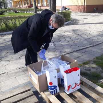Pracownicy PKO BP w Radomsku wykonali i przekazali przyłbice ochronne
