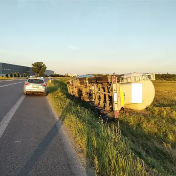 Pijany kierowca ciężarówki wjechał do rowu