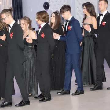 Szampańska zabawa studniówkowa ZSE w Radomsku