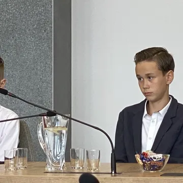 Młodzi tenisiści UMLKS Radomsko z prezentem dla prezydenta