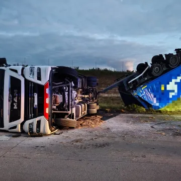[AKTUALIZACJA] Ciężarówka przewróciła się na A1. Kierowca zasnął za kierownicą