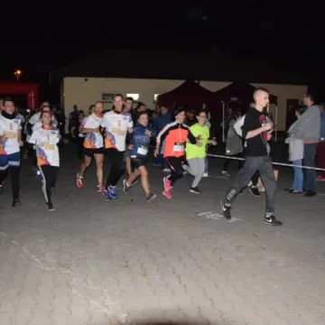 Nocne bieganie po placu targowym 