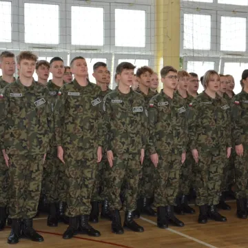 Uczniowie „drzewniaka” w Radomsku złożyli ślubowanie