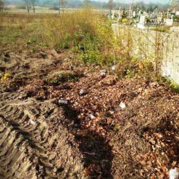 Wysypisko śmieci obok cmentarza w Przedborzu