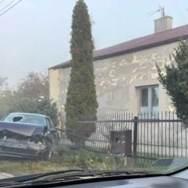 [WIDEO] Kierowca opla uciekł z miejsca wypadku. Wcześniej uderzył w ciężarówkę i ogrodzenie posesji