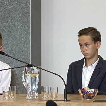 Młodzi tenisiści UMLKS Radomsko z prezentem dla prezydenta