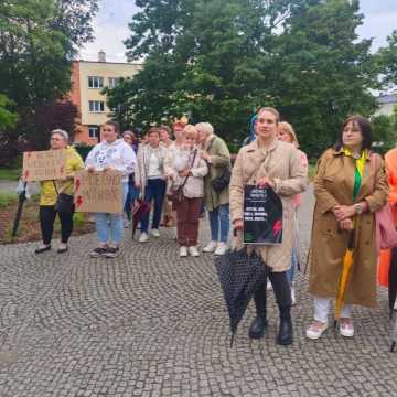 „Ani jednej więcej”. Protest w Radomsku po śmierci 33-letniej Doroty