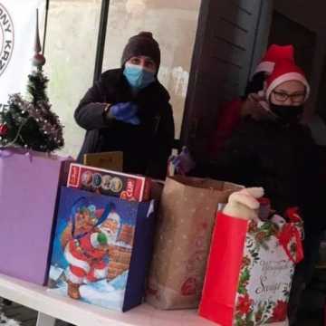 Przedświąteczna pomoc PCK w Radomsku. Potrzebujące rodziny otrzymają paczki