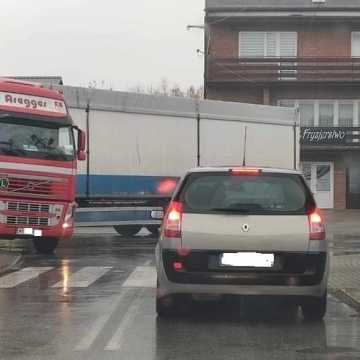 Mieszkańcy alarmują: Ciężarówki rozjeżdżają ul. Norwida w Radomsku