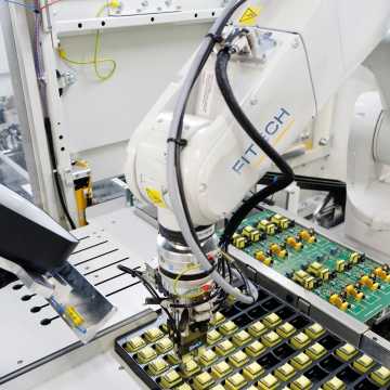 Automatyzacja montażu ręcznego komponentów THT lekarstwem na znane problemy producentów elektroniki?
