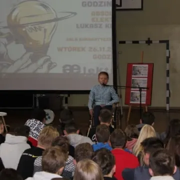 Mówca Łukasz Krasoń motywował uczniów Elektryka