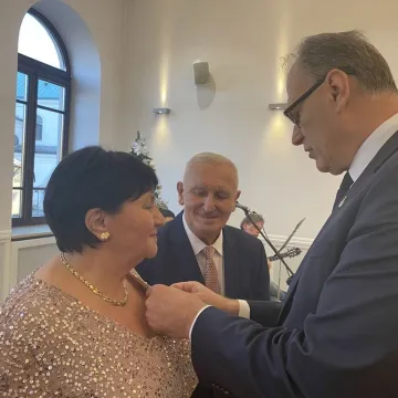 Sześć par uhonorowanych medalami za długoletnie pożycie małżeńskie