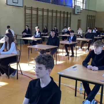Polski na pierwszy ogień. Ósmoklasiści zaczynają egzaminy