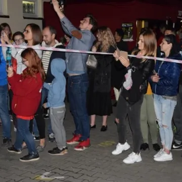 Nocne bieganie po placu targowym 