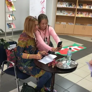 Spotkanie młodzieży z pisarką w bibliotece