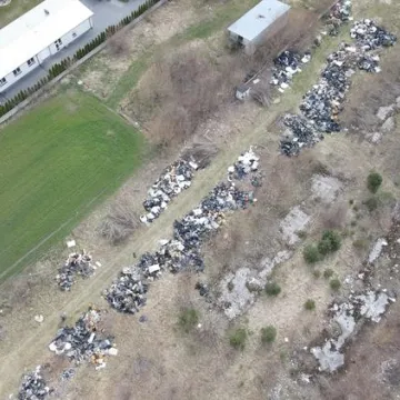 Gm. Gomunice: składowisko odpadów „wyrosło” nieopodal lasu