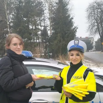 Kodrąb: w ramach akcji „Świeć przykładem” policjanci rozdawali kamizelki odblaskowe