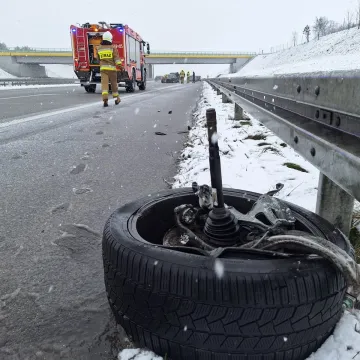 Na A1 samochód wjechał w bariery. Są utrudnienia