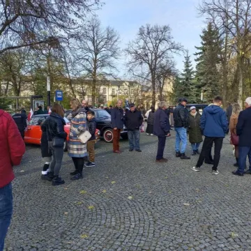Zlot i parada zabytkowych samochodów w Święto Niepodległości w Radomsku