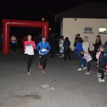 Nocne bieganie po placu targowym 