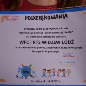 Widzewiacy w „Kamilu” ze świątecznymi prezentami