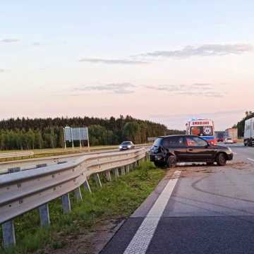Na A1 niedaleko Radomska samochód wjechał w bariery. Jedna osoba ranna