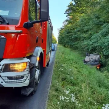 Dachowanie samochodu w Dąbrówce. Kierowca był pijany
