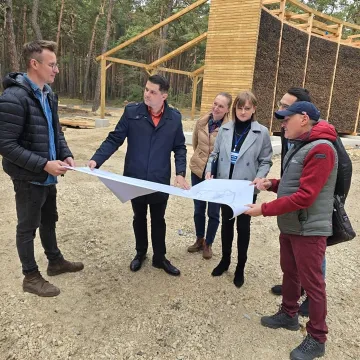 Postęp prac przy budowie tężni solankowych i ścieżek na Wrzoskach w Kamieńsku