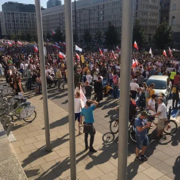 Radomszczanie na marszu „Zakończyć plandemię! Dość kłamstw!”