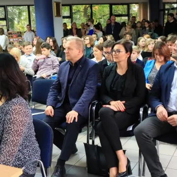 W bibliotece pięknie czytali