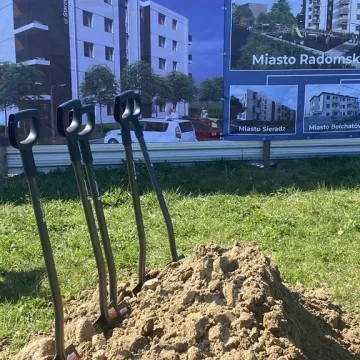 Wbito symboliczną łopatę. W Radomsku ruszyła budowa bloków SIM
