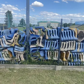 RKS Radomsko sprzedaje krzesełka z trybuny stadionu przy Brzeźnickiej 26