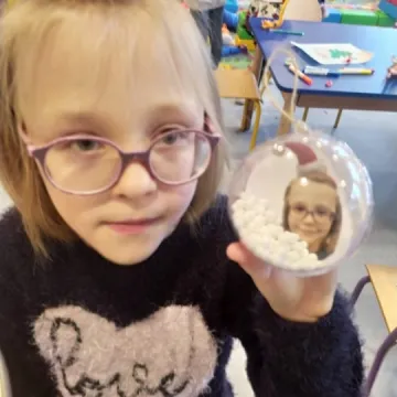 Dzieci z „zerówki” w PSP 8 robiły bożonarodzeniowe ozdoby