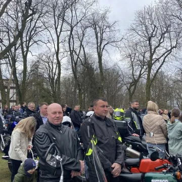 Tłumy motocyklistów i mieszkańców w Strzałkowie. Kolejna Moto Święconka za nami