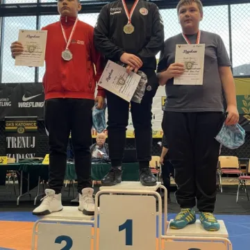 Udany memoriał w Katowicach. Dwanaście medali dla zapaśników ZKS Radomsko
