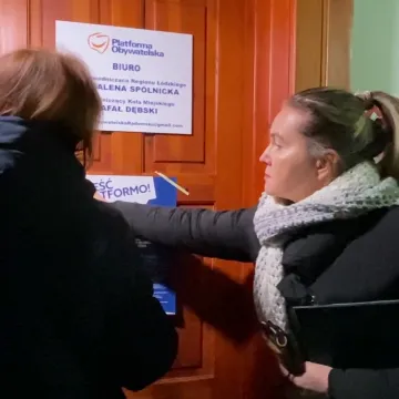 Poseł Anna Milczanowska mówi: „Cześć Platformo!”. I przekazuje ściągawkę