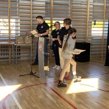 Foto budka, pokazy, poznawanie szkoły. Dzień  Otwarty w ZSP w Kamieńsku