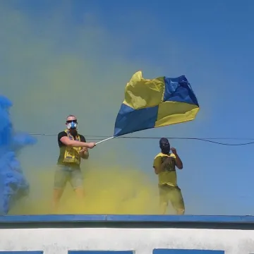 Żółto-niebieska gorączka na osiedlu przy 11 Listopada