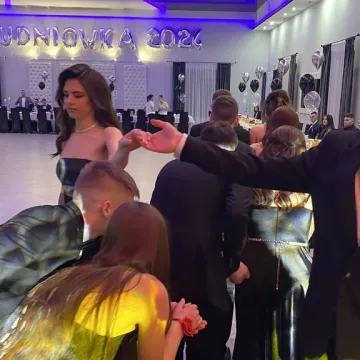 Szampańska zabawa studniówkowa ZSE w Radomsku