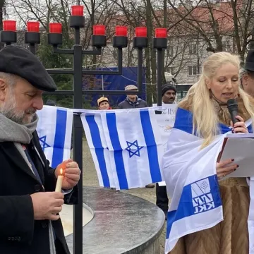 Chanuka w Radomsku. Było odpalenie świec, śpiew i pączki