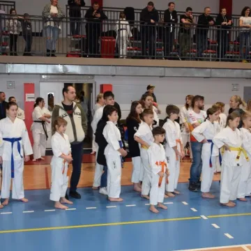 Karatecy na tatami na turnieju w Radomsku
