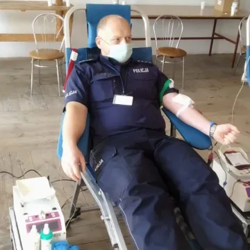 Pow. piotrkowski: policjanci oddali krew dla Ewy