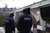 Policjanci i strażacy z Radomska sprawdzają pustostany i pomagają osobom bezdomnym