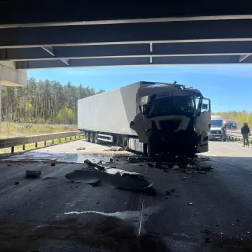 Zderzenie trzech ciężarówek. Droga w kierunku Łodzi zablokowana