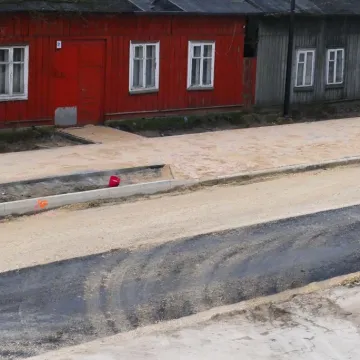 Na ul. Piłsudskiego w Radomsku leją już asfalt