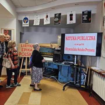 Obywatelska Sztuka Protestu na wystawie w Radomsku. Babcia Kasia na otwarciu ekspozycji