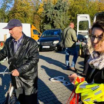 Dla poprawy bezpieczeństwa. Elementy odblaskowe od radomszczańskiej policji i Urzędu Miasta